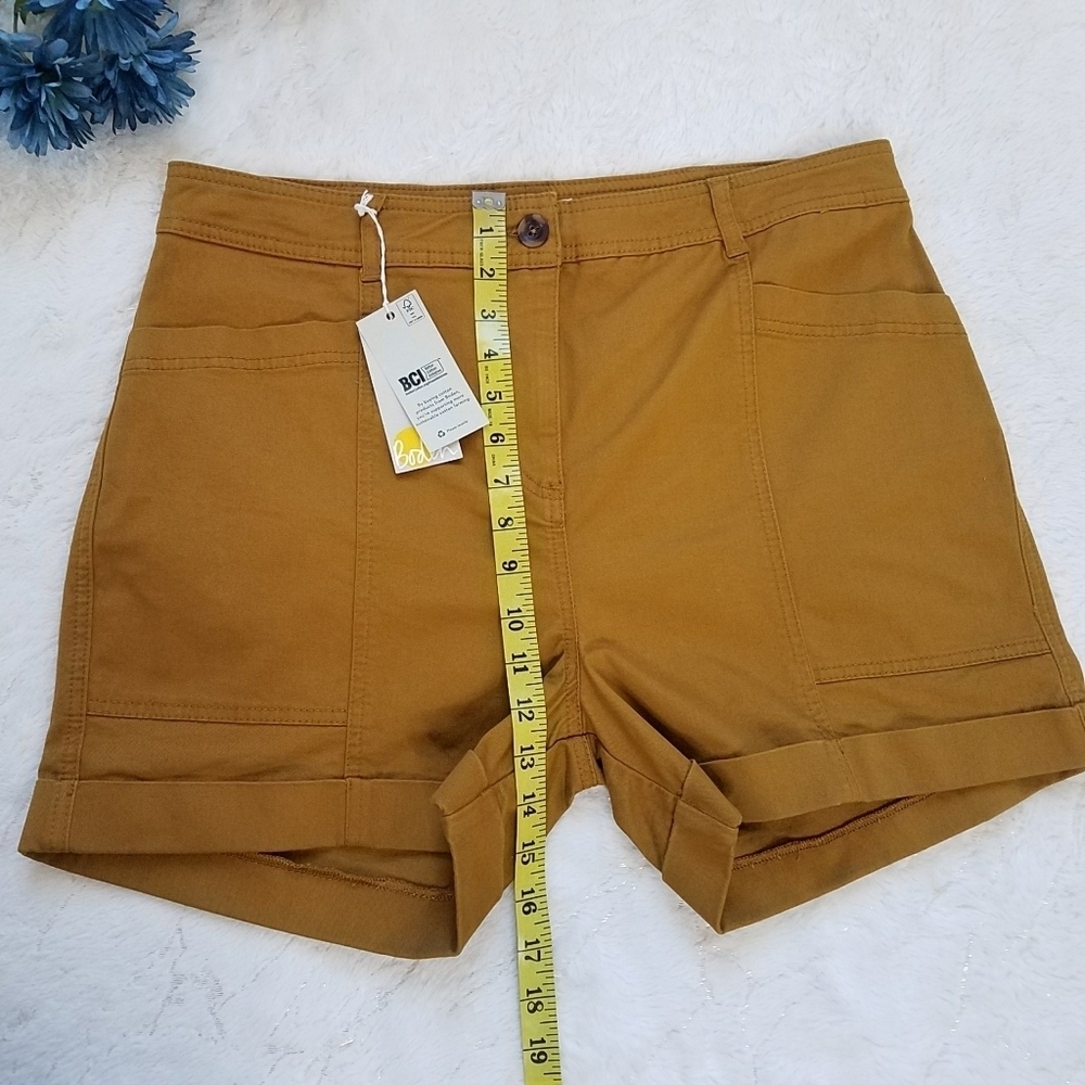 Boden Abingdon Shorts in Frankincense - Picture 4 of 9